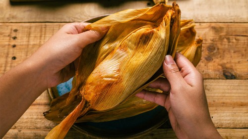 Extranjero se hace viral al comer un tamal con todo y hoja