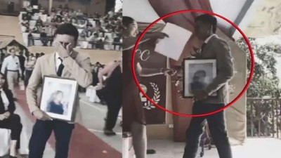 Alumno acude a su graduación con foto de su madre fallecida