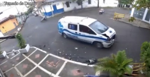 Ambulancia a exceso de velocidad choca contra un motociclista en brutal accidente (Vídeo)