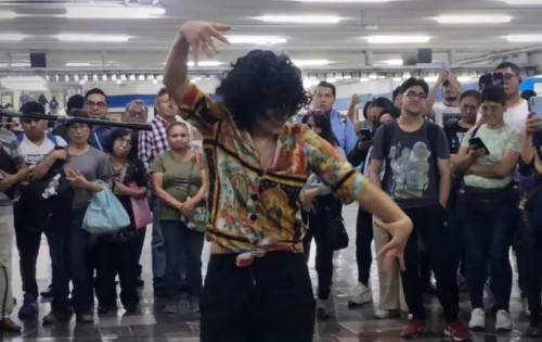 Flor Amargo sorprende con concierto en metro de la CDMX,  usuarios se quejan