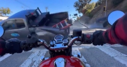 Captan momento en que una camioneta vuelca y arrolla al motociclista que grabó el accidente (Vídeo)