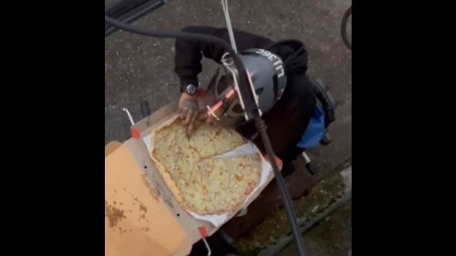 Repartidor se hace viral por comerse una rebanada de pizza y dejarla como si nada pasó (Vídeo)