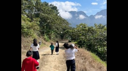 Maestra se hace viral tras revelar los retos que afronta cada día para dar clases en la sierra (Vídeo)