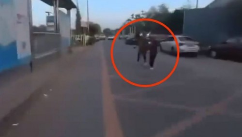 Mujer golpea a su hijo tras cruzar la calle sin fijarse y provocar que casi lo atropelle una moto (Vídeo)