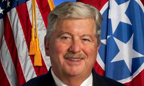 Republicano que promueve leyes anti-LGBTQ es exhibido por comentar fotos de modelo gay