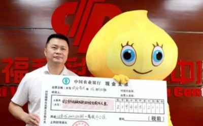 Hombre ganó la lotería y se lo ocultó a su familia porque no quería que dejaran de trabajar