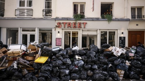 Basura en París se convierte en símbolo de protestas por la nueva ley de jubilación de Francia