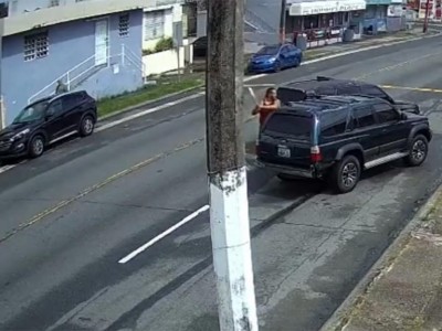 Tras incidente vial, hombre baja de su coche con bat para golpear a conductor y lo reciben a balazos (Vídeo)