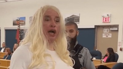 Maestra trans es suspendida por "distraer a sus alumnos" con enormes prótesis, acusan discriminación (Vídeo)