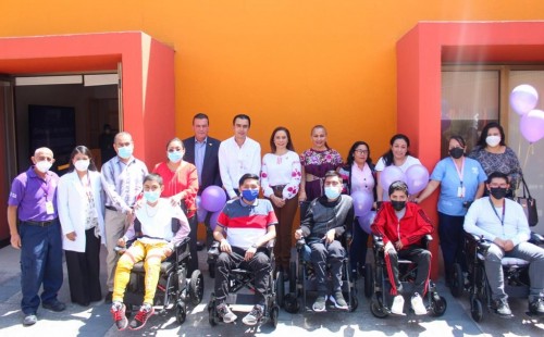 INPODE entrega sillas de ruedas al CRIT Puebla recaudadas en el Maratón 2022 