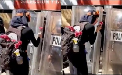 Feminista agradece a policías en marcha del 8M con una flor y beso en la mano, incidente se hace viral (Vídeo)