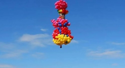 Sacerdote tiene trágico final tras volar amarrado a 1000 globos (Vídeo)