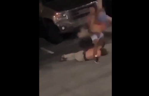 Chica recibe "martinete" y le rompen el cuello tras intentar ayudar a su novio en una pelea (Vídeo)