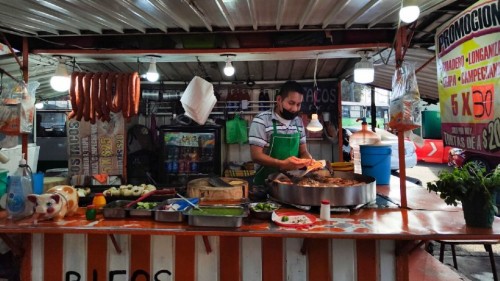 Meseras son captadas peleando por propina a puñetazos y causan destrozos en el restaurante (Vídeo)