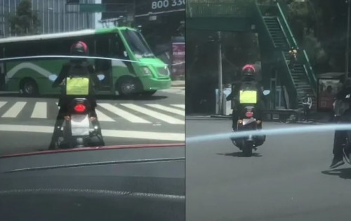 "¡Tengo Miedo! tengan paciencia": Sujeto llama la atención con cómico cartel al conducir su moto (Vídeo)