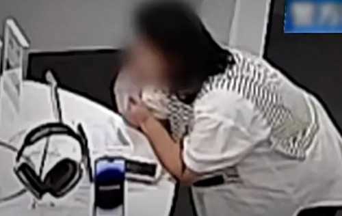 Mujer es captada robando iphone en tienda; corto el cable de seguridad a mordidas (Vídeo)