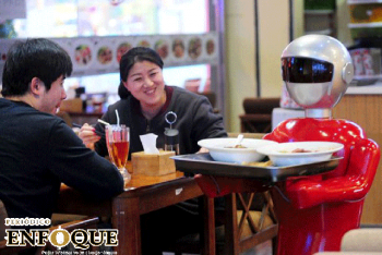Mesero robot sirve en restaurante chino