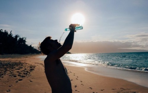 ¿Cómo sabe el cerebro cuándo dejar de beber agua?