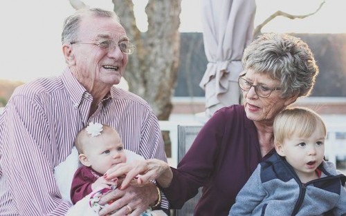 5 datos que revelan la importancia de las relaciones familiares en la vejez