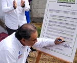 Humberto Aguilar firma compromiso en favor de los derechos de los animales