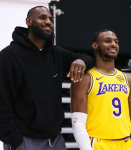 LeBron James renueva contrato con los Lakers