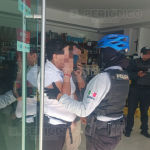 ¡Asalto a mano armada en Apizaco! Dos sujetos roban 20 mil pesos en vinatería