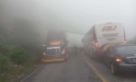 Choque entre autobús y auto en Acultzingo por neblina y velocidad