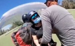 Instructor cae desde un parapente tras quedar atrapado en pleno vuelo