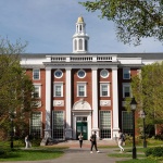 Trump prohíbe a Harvard recibir estudiantes extranjeros por “riesgos”