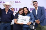 Cuéllar Cisneros destaca el papel de la mujer rural y entrega desgranadoras para impulsar el campo en Tlaxcala