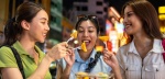 Persona eligiendo comida saludable en un puesto callejero