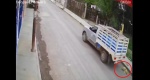 Perrito herido tras ser atropellado por una camioneta de agua en la calle