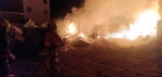 Foto: Cortesía Bomberos trabajan para controlar un incendio en una bodega de material reciclable en Puebla.