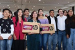 Lorena Cuéllar entrega laptops y tablets a estudiantes de Tlaxcala.