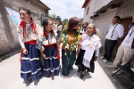 Foto: Cortesía Lorena Cuéllar entrega apoyos económicos a personas indígenas en Santa Cruz Tlaxcala.