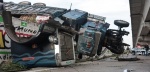 Tráiler volcado junto a la autopista México-Puebla.