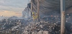 Foto: Cortesía Bomberos combaten incendio en una bodega de reciclaje en Puebla.