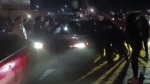Foto: Cortesía Patrullas y personas reunidas tras un atropellamiento durante festejos en Hidalgo.