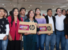 Foto: Cortesía Lorena Cuéllar entrega laptops y tablets a estudiantes en Tlaxcala.