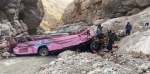 Foto: Cortesía Autobús accidentado en una carretera montañosa de Pakistán.