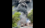 Foto: Cortesía Pipa incendiada sobre la carretera Iguala–Cuernavaca mientras trabajan los servicios de emergencia.