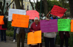 Habitantes protestan frente a un operativo durante el inicio de obras del IMSS en Ixcotla.