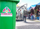 Foto: Cortesía Trabajadores realizan labores de bacheo en una calle de Tlaxcala.