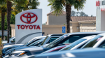 Foto: Cortesía Planta de Toyota con vehículos en línea de producción.