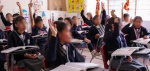 Padres de familia realizando el proceso de inscripción en una escuela pública de Puebla.