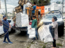 Policías municipales acompañan a una mujer durante una diligencia en Tlaxcala.
