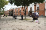 Aficionados viendo partidos del Mundial en la Plaza de la Constitución de Tlaxcala.