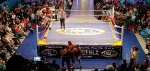 Aficionados durante una función de lucha libre en la Arena Puebla