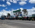 Agricultores con tractores durante manifestación en Nanacamilpa.