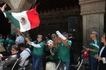 Aficionados viendo el Mundial 2026 en la Plaza de la Constitución de Tlaxcala.